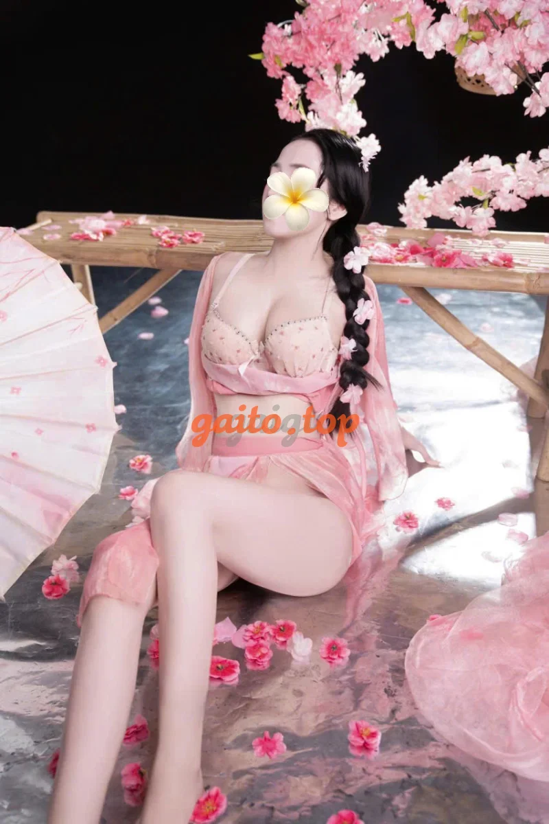 Huyền Trân:HÀNG SIÊU NON, DA TRẮNG , DÁNG XINH BÚ LIẾM CỰC PHÊ